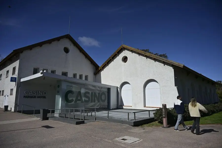 Fachada blanca del Casino Parque Hotel, con el cartel sobre la entrada de vidrio. Foto: El País
