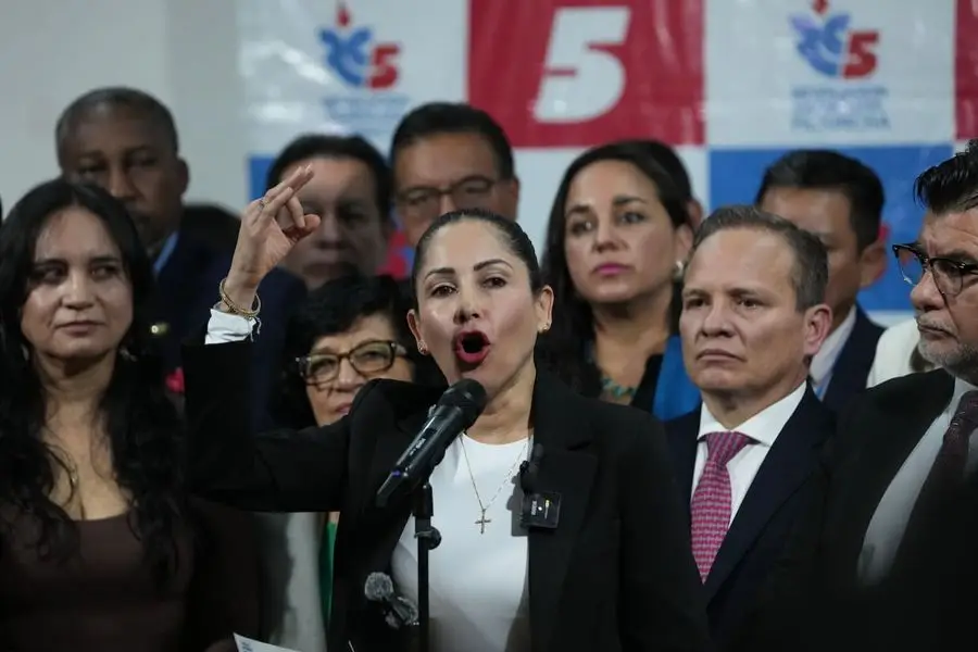 Luisa González habla ante un micrófono en un acto, en una imagen de archivo. Foto: LA NACION