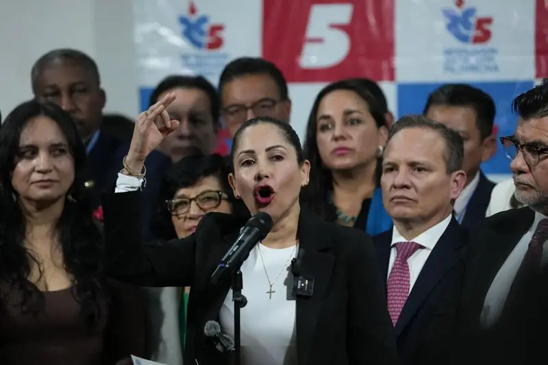 Luisa González habla ante un micrófono en un acto, en una imagen de archivo. Foto: LA NACION