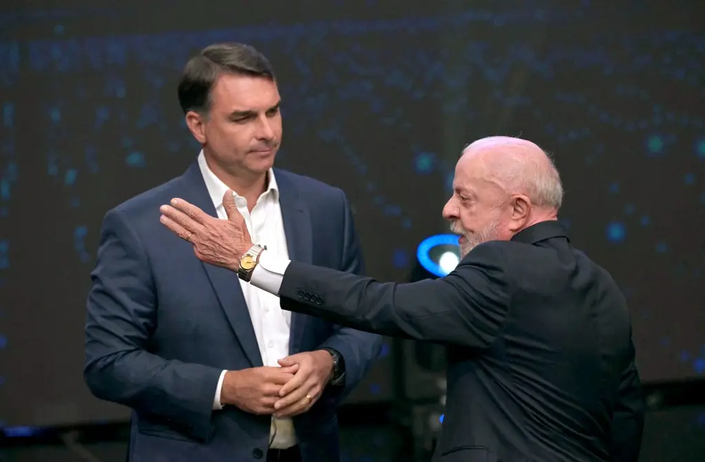 Lula y Flávio Bolsonaro, en el debate del domingo en San Pablo. Foto: Nelson Almeida / AFP