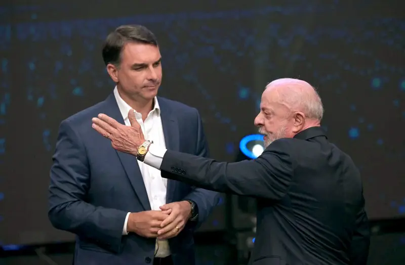 Lula y Flávio Bolsonaro, en el debate del domingo en San Pablo. Foto: Nelson Almeida / AFP