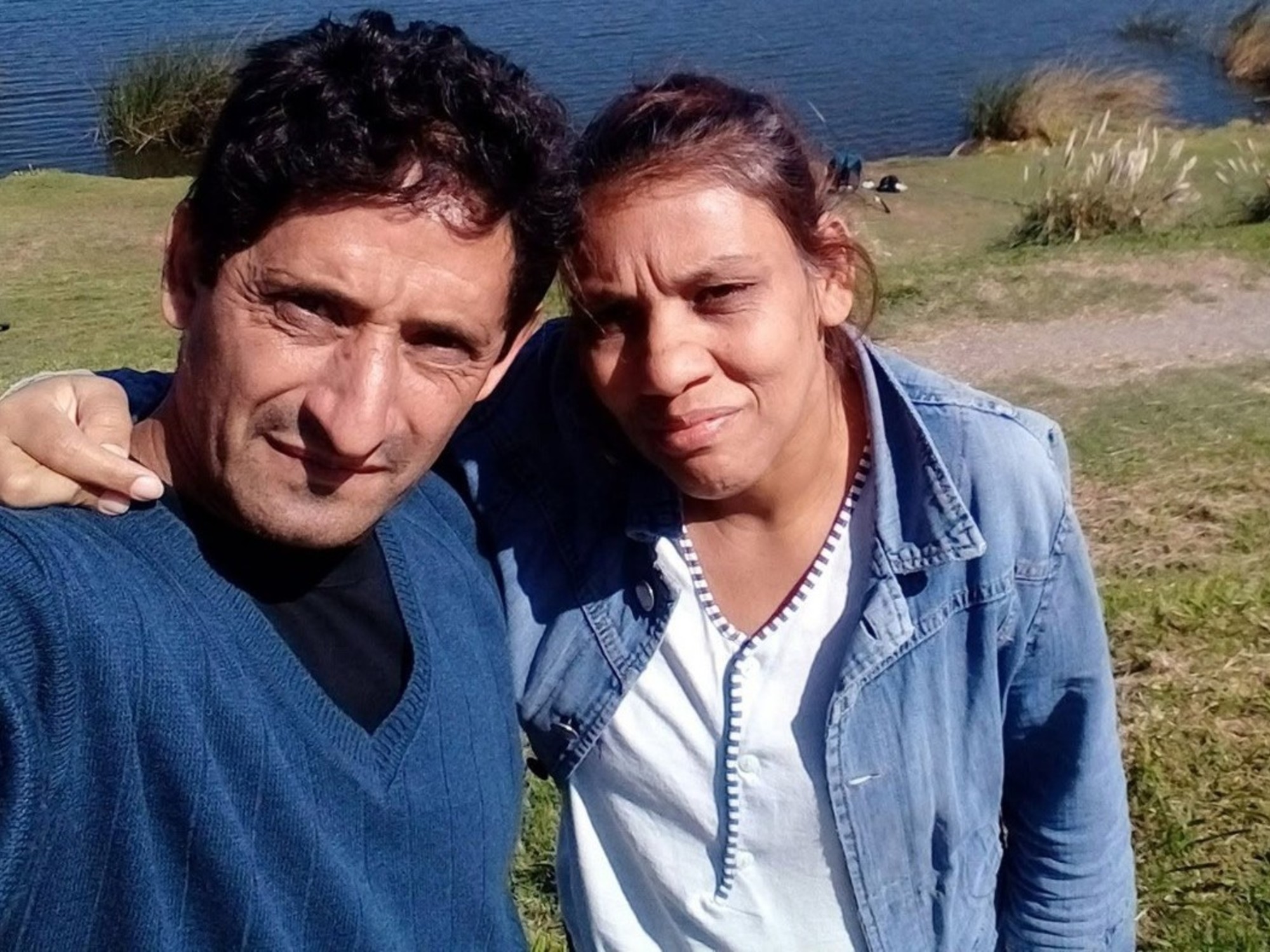 Escena de vigilia en Villa Gesell en memoria de Isabella, con personas sosteniendo velas. Foto: La Nación