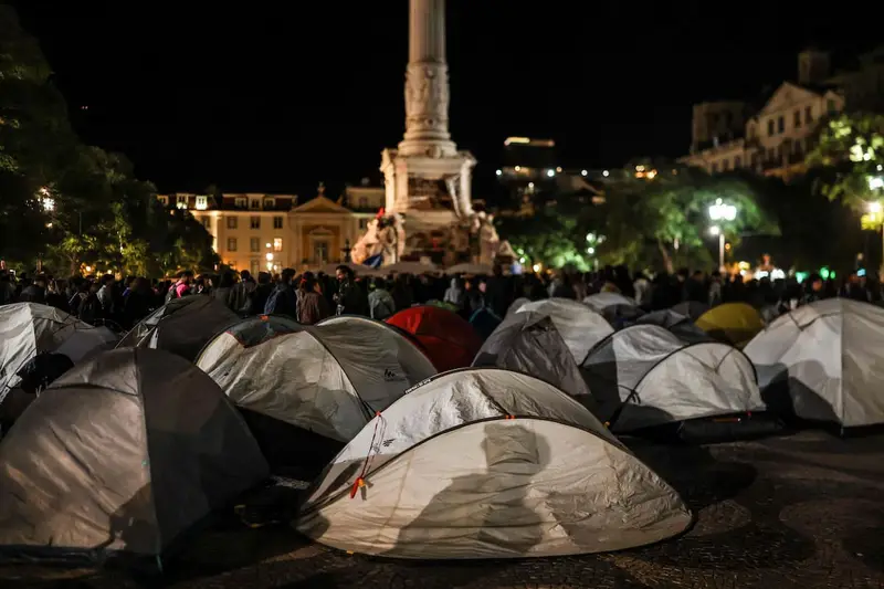 Carpas en la plaza del Rossio, en Lisboa. Foto: La Nación