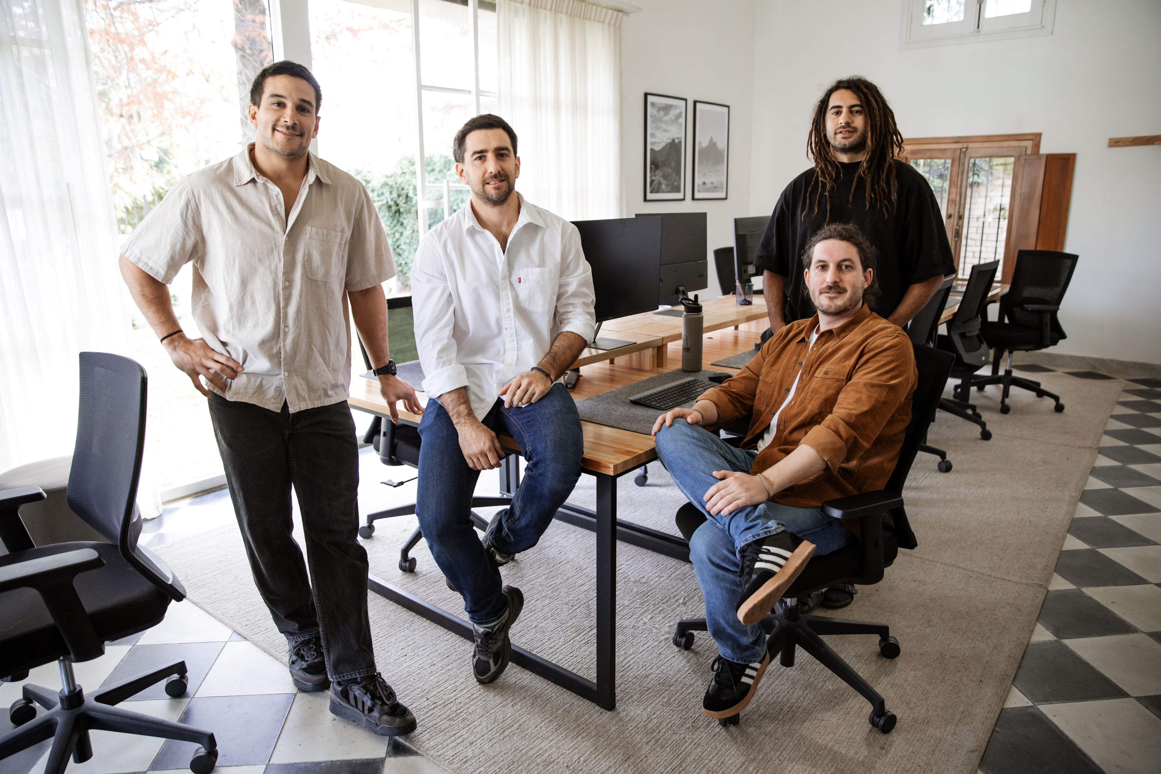 Entorno de oficina moderna que muestra tecnología de trabajo remoto. Foto: El Observador