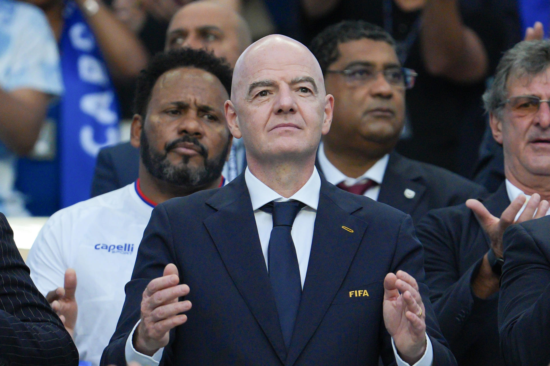Escena de un estadio de fútbol lleno de aficionados con pancartas en apoyo a la UEFA y en contra del plan de privatización de la FIFA. Foto: El Observador