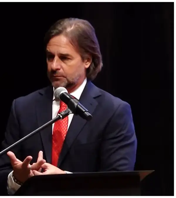 Luis Lacalle Pou habla en Asunción. Foto: Montevideo Portal