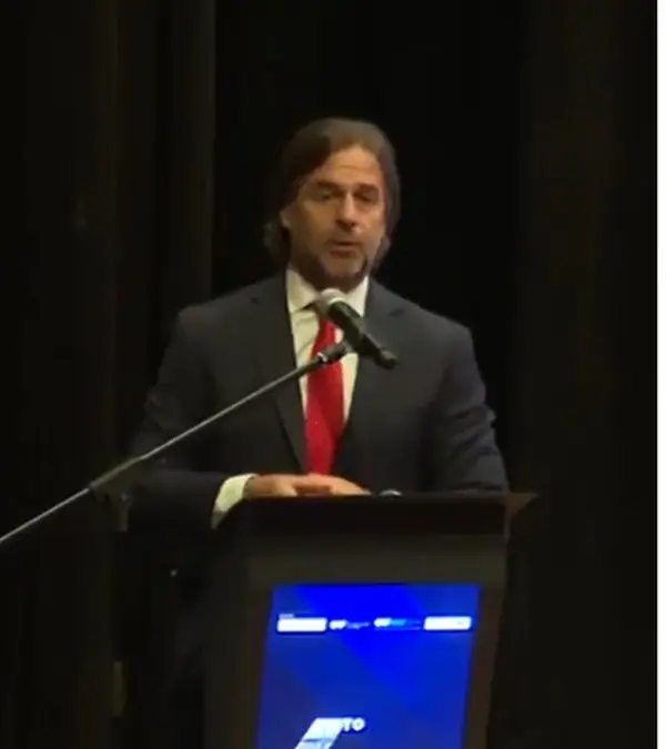 Luis Lacalle Pou habla en un foro en Paraguay. Foto: El Observador