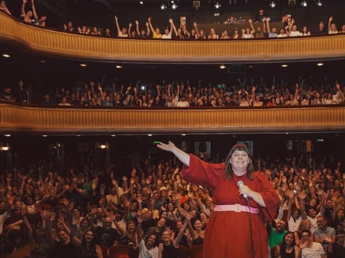 Laila Roth en su presentación de stand-up en Montevideo. Foto: El País