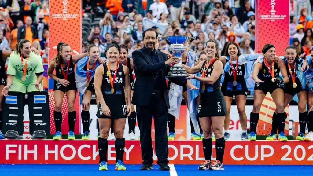 Las Leonas levantan la copa del Mundial de hockey. Foto: FIH