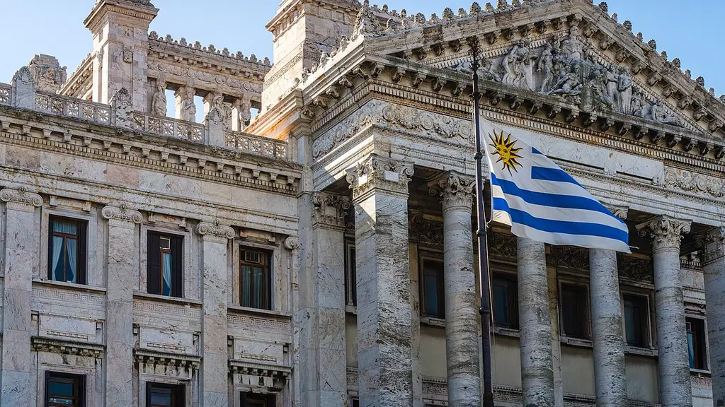 Fachada del Palacio Legislativo de Montevideo con la bandera uruguaya. Foto: GameOfLight / Wikimedia Commons (CC BY-SA 3.0) (archivo)