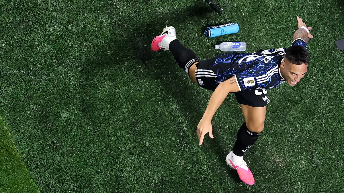 Lautaro Martínez celebrando un gol. Foto: Ámbito
