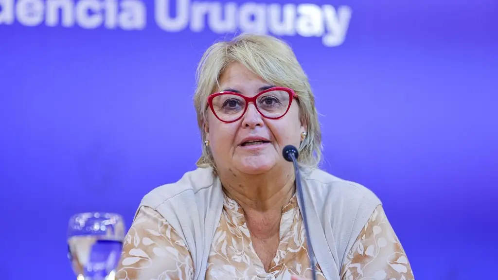 Sandra Lazo habla ante la prensa. Foto: El Observador
