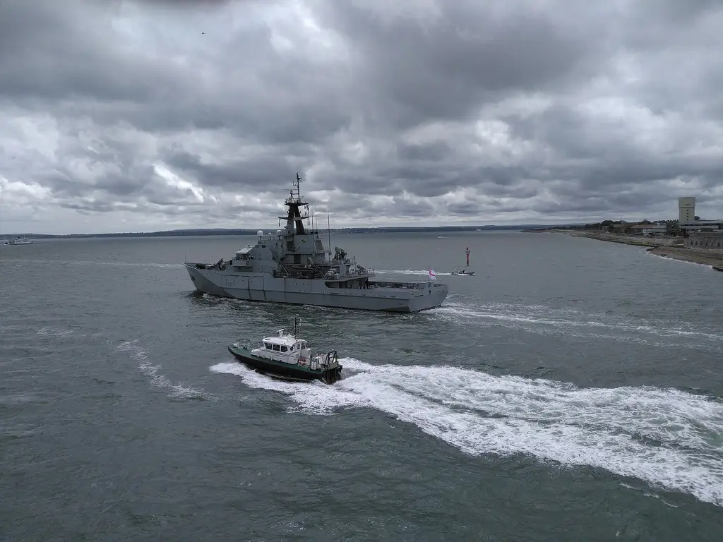 El patrullero británico HMS Mersey, de la clase River, sale del puerto de Portsmouth en 2017 (archivo). Foto: Tim Sheerman-Chase (CC BY 2.0)