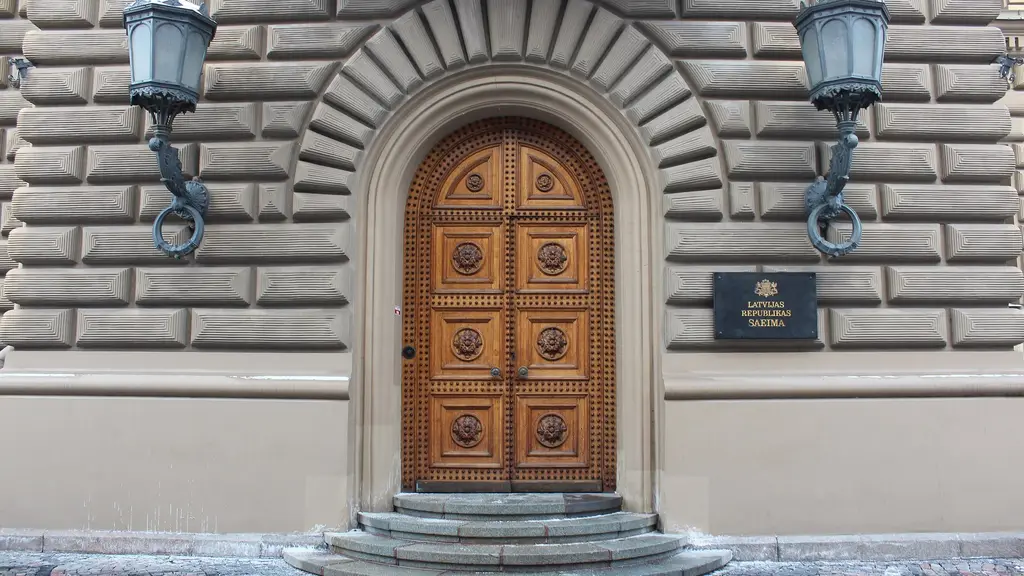 Puerta principal del edificio del Parlamento de Letonia, la Saeima, en Riga. Foto: Uhooep / Wikimedia Commons (CC BY-SA 4.0) (archivo)