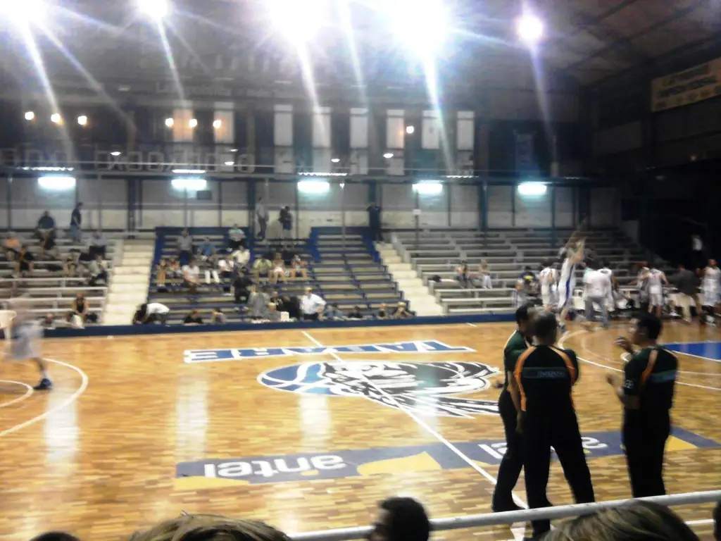 Árbitros en la cancha de Tabaré durante un partido de la Liga Uruguaya de Básquetbol. Foto: Charrúa Fever / Wikimedia Commons (CC BY-SA 3.0) (archivo)