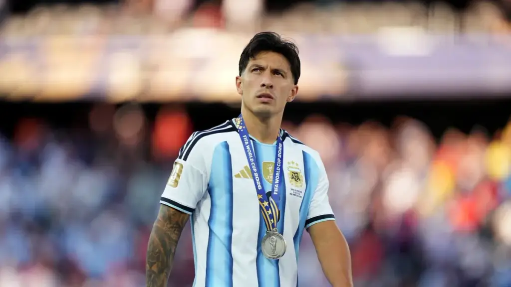 Lisandro Martínez con la camiseta de la Selección argentina. Foto: Ámbito