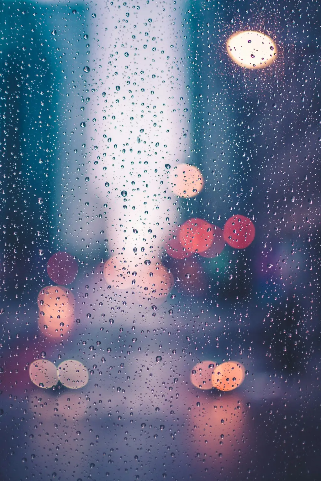 Calle bajo lluvia intensa con charcos. Foto: Unsplash