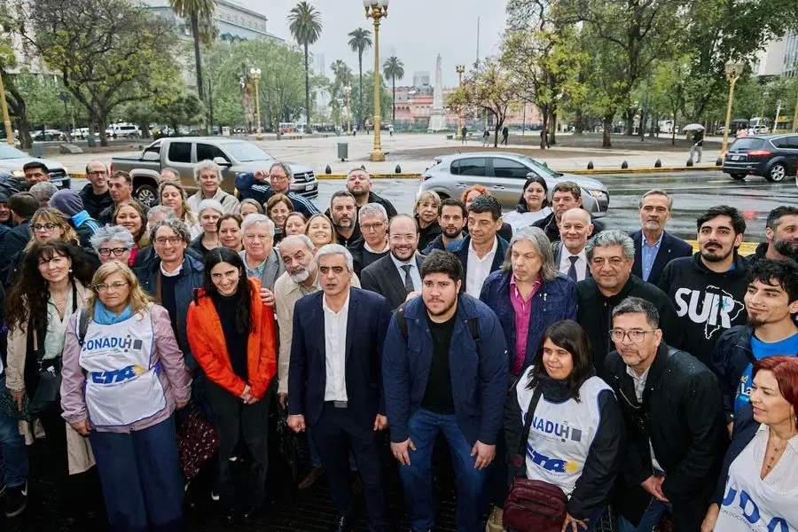 Docentes universitarios con pecheras de Conadu, en una manifestación frente al Obelisco. Foto: La Nación