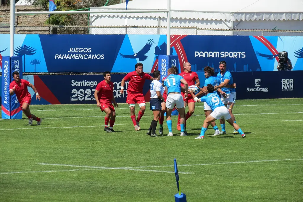Los Teros 7 con la pelota ante México en el torneo de rugby seven de los Juegos Panamericanos de Santiago. Foto: NaBUru38 / Wikimedia Commons (CC BY-SA 4.0) (archivo)