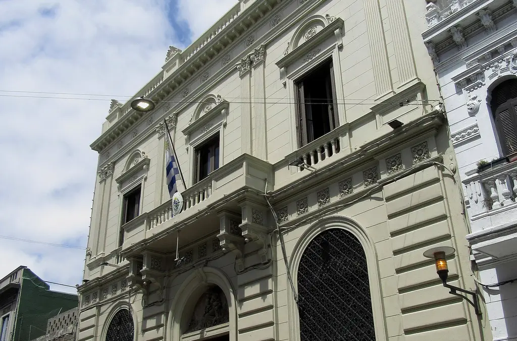Fachada de la sede de la Dirección Nacional de Loterías y Quinielas, en la calle Cerrito, Montevideo (archivo). Foto: Felipe Restrepo Acosta / Wikimedia Commons (CC BY-SA 4.0)