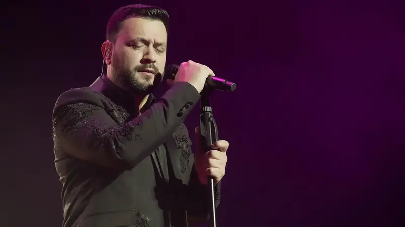 Lucas Sugo canta en un escenario durante un concierto (archivo). Foto: JoaquinM003 / Wikimedia Commons (CC BY-SA 4.0)