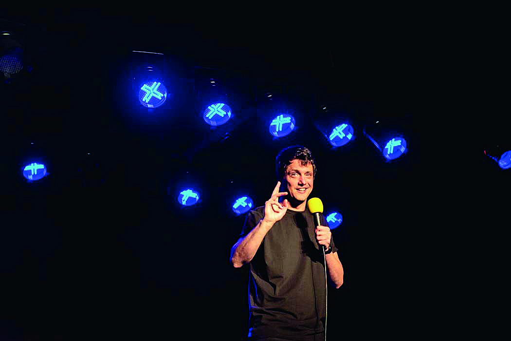 Lucho Mellera en un show de standup, interactuando con el público. Foto: El País