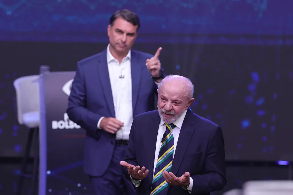 Lula y Flávio Bolsonaro, durante el debate televisivo. Foto: El País