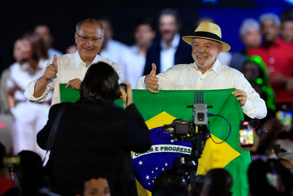 Inicio de la campaña electoral en Brasil con Lula y Flávio Bolsonaro. Foto: El País