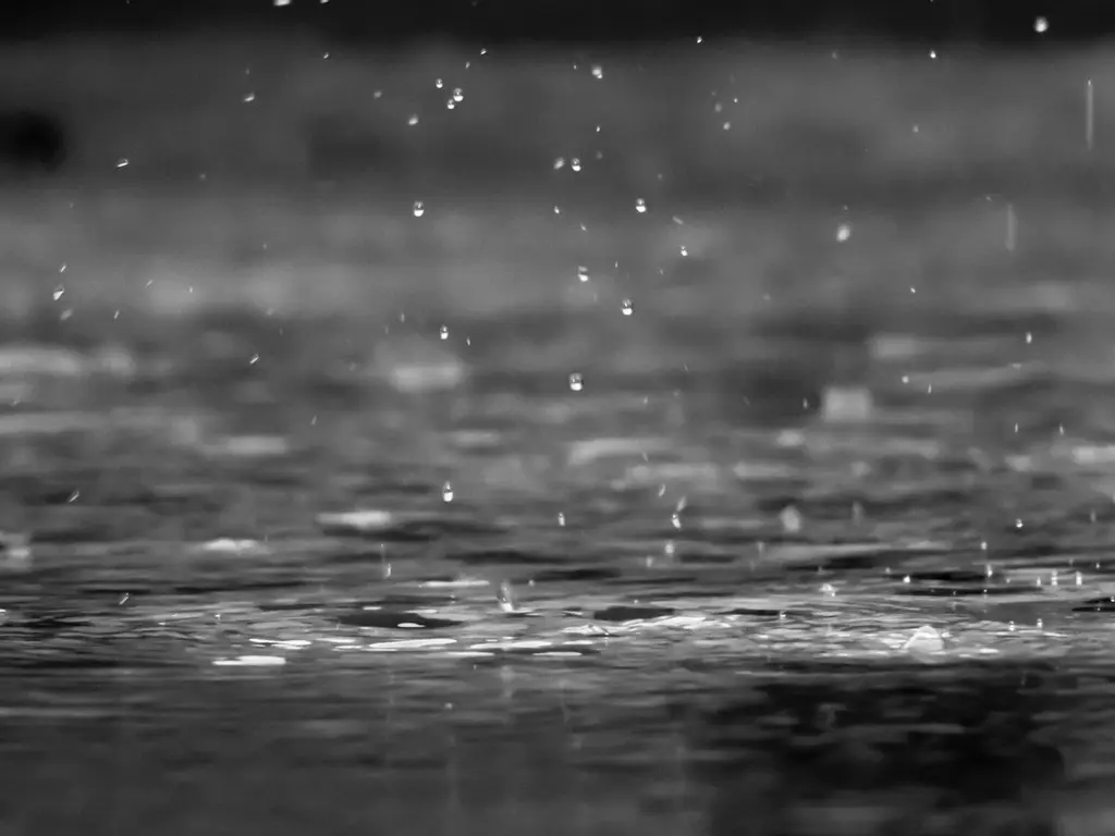 Gotas de lluvia sobre el agua. Foto: Unsplash