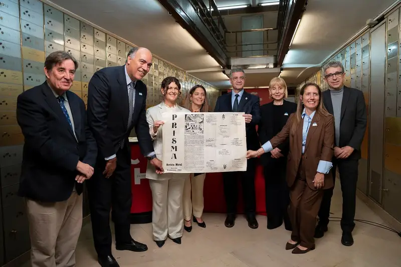 Un grupo muestra un ejemplar de la revista Prisma en la Caja de las Letras, en Madrid. Foto: La Nación