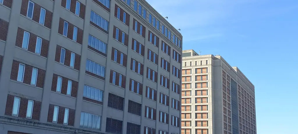 Fachada del Centro de Detención Metropolitano de Brooklyn, en Nueva York, donde están presos Nicolás Maduro y su esposa. Foto: Kidfly182 / Wikimedia Commons (CC BY 4.0) (archivo)