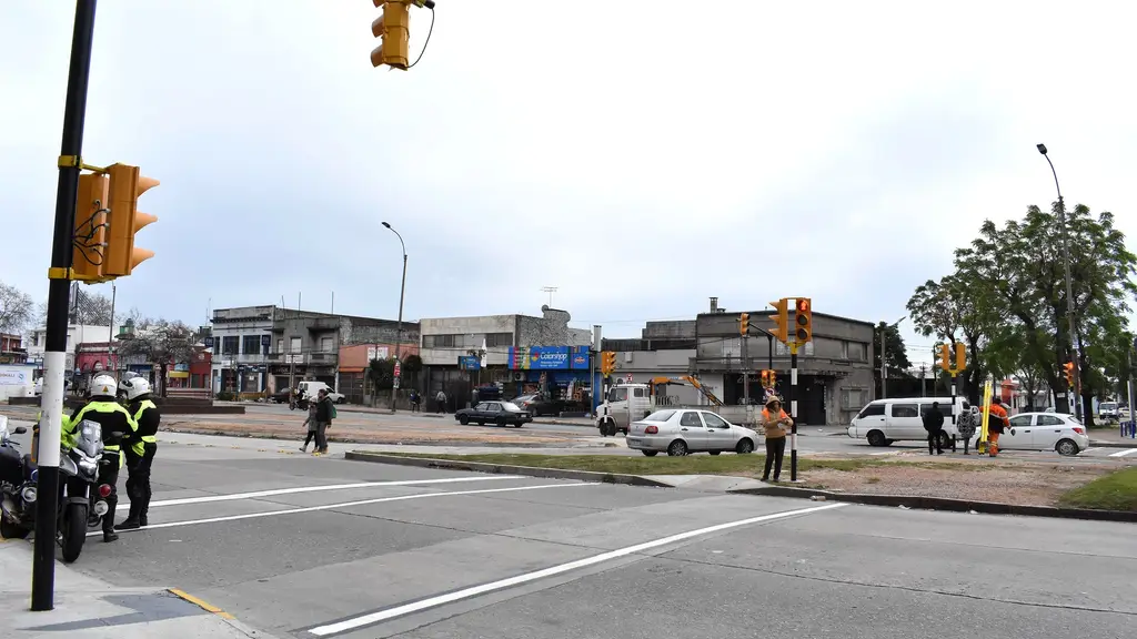 Semáforos recién instalados en un cruce de avenidas, con policías en moto y operarios trabajando en la esquina, en un día nublado. Foto: Jorge Sánchez / Intendencia de Montevideo / Wikimedia Commons (CC BY-SA 4.0) (archivo, imagen ilustrativa)