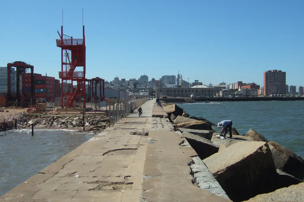Puerto de Montevideo, escala del buque de estudios citada en el caso del cable. Foto: Wikimedia Commons