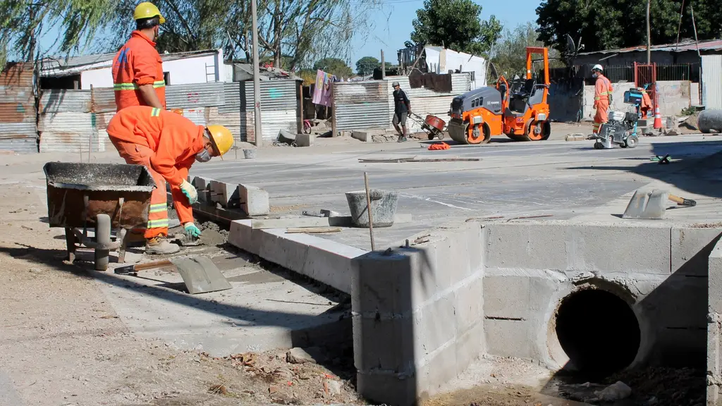 Obreros trabajan en obras de veredas y pluviales en una calle del barrio Marconi, en Montevideo, imagen de archivo. Foto: Ana Natalia Xavier / Wikimedia Commons (CC BY-SA 4.0) (archivo)
