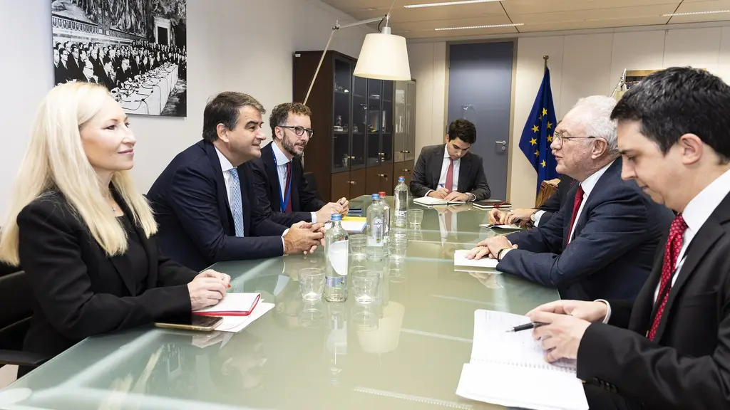 El canciller Mario Lubetkin (segundo desde la derecha) en una reunión de trabajo en Bruselas (archivo). Foto: Lukasz Kobus / Comisión Europea / Wikimedia Commons (CC BY 4.0)