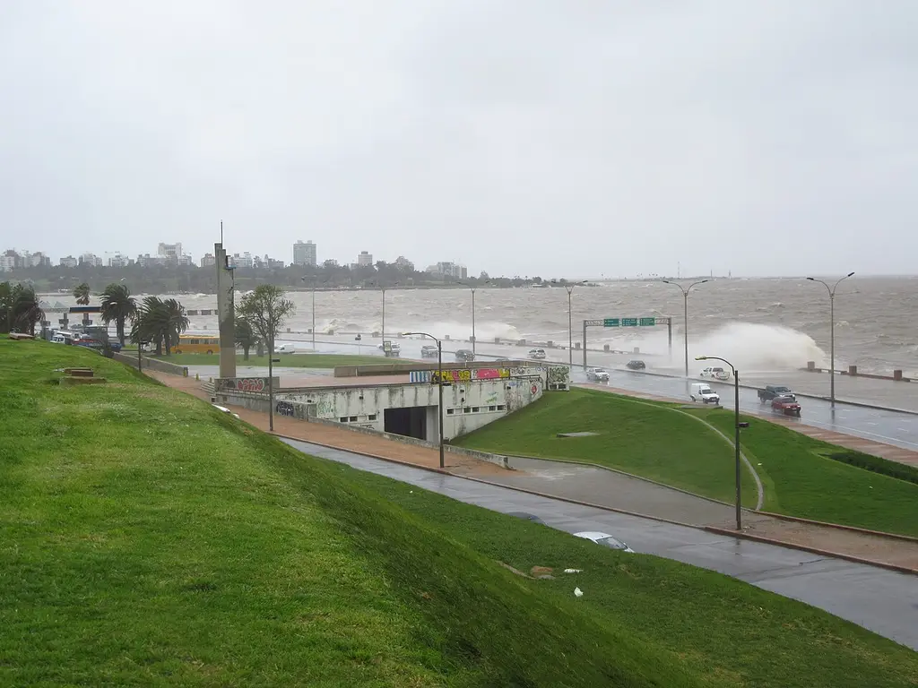 Olas rompen sobre la Rambla República Argentina de Montevideo durante un temporal en 2016, imagen de archivo. Foto: Felipe Restrepo Acosta