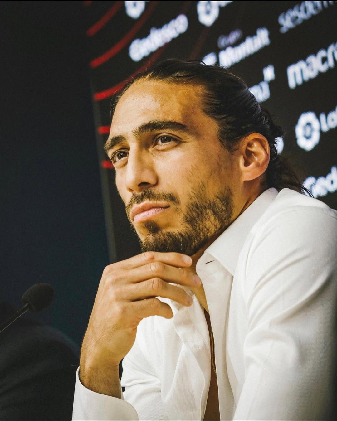 Martín Cáceres desfilando con un look extravagante en un evento de moda. Foto: El País