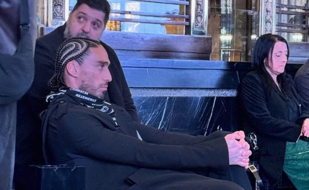 Martín 'Pelado' Cáceres en el desfile 09UY, mostrando su estilo único. Foto: El País