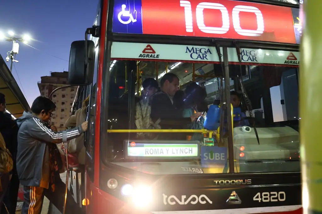 Pasajeros suben a un colectivo de la línea 100, de noche, en Buenos Aires. Foto: Hernán Zenteno / La Nación