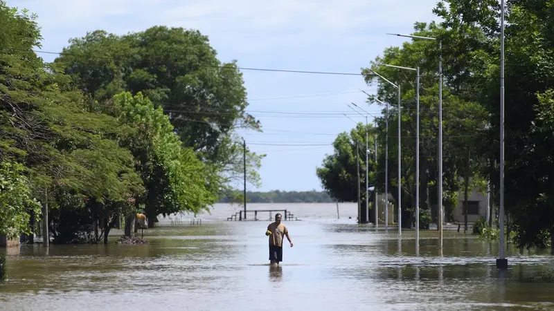 Un hombre camina por una calle inundada en Itatí. Foto: La Nación