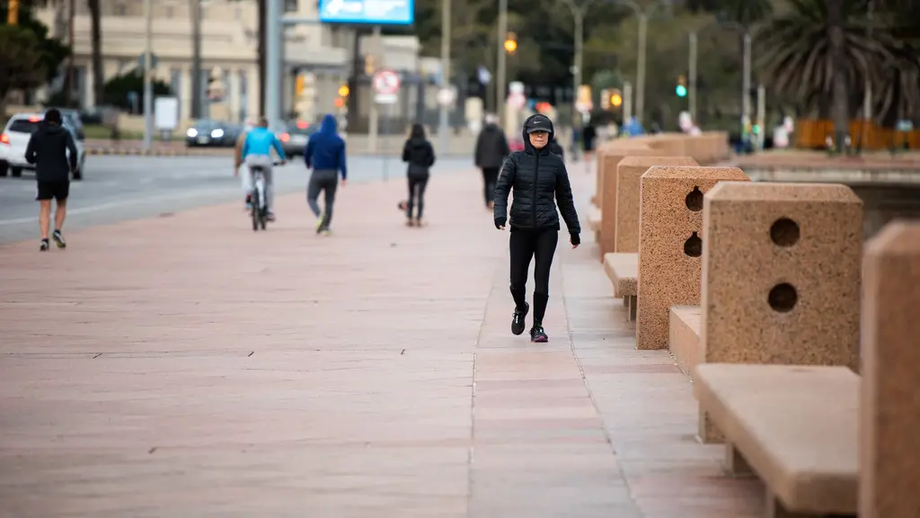Personas abrigadas caminan por la rambla de Montevideo en una mañana fresca (archivo). Foto: Santiago Mazzarovich / Wikimedia Commons (CC BY-SA 4.0)