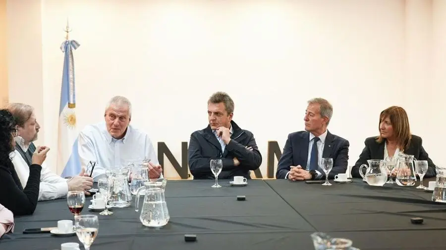 Sergio Massa, al centro, en una mesa con rectores y la bandera argentina, en la Universidad Nacional de San Martín. Foto: Ámbito