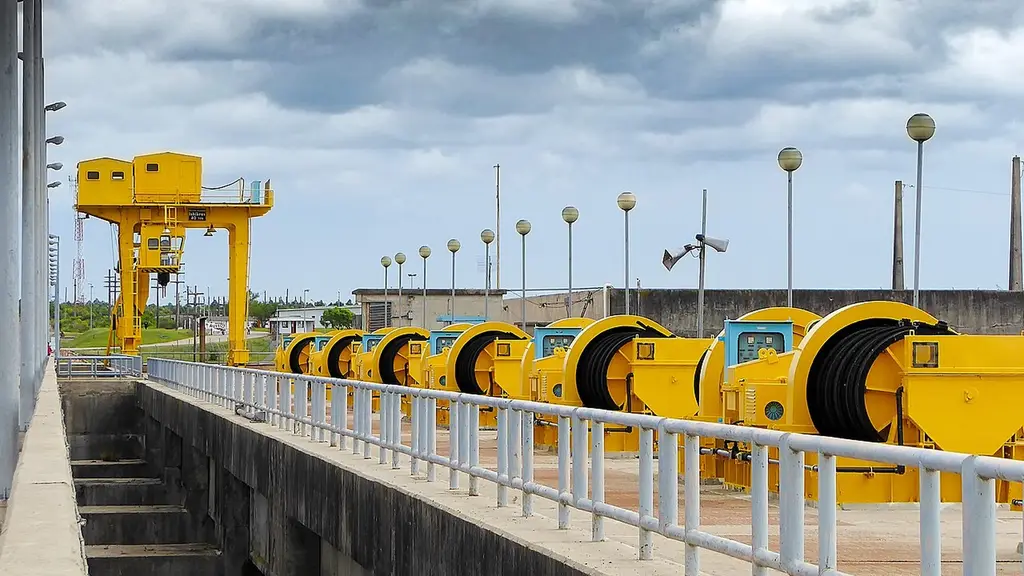 Instalaciones de la represa hidroeléctrica de Palmar, de UTE, con grúas y equipos amarillos sobre el dique, en la zona de la localidad de Palmar. Foto: Marcelo Campi / Wikimedia Commons (CC BY-SA 2.0) (archivo)