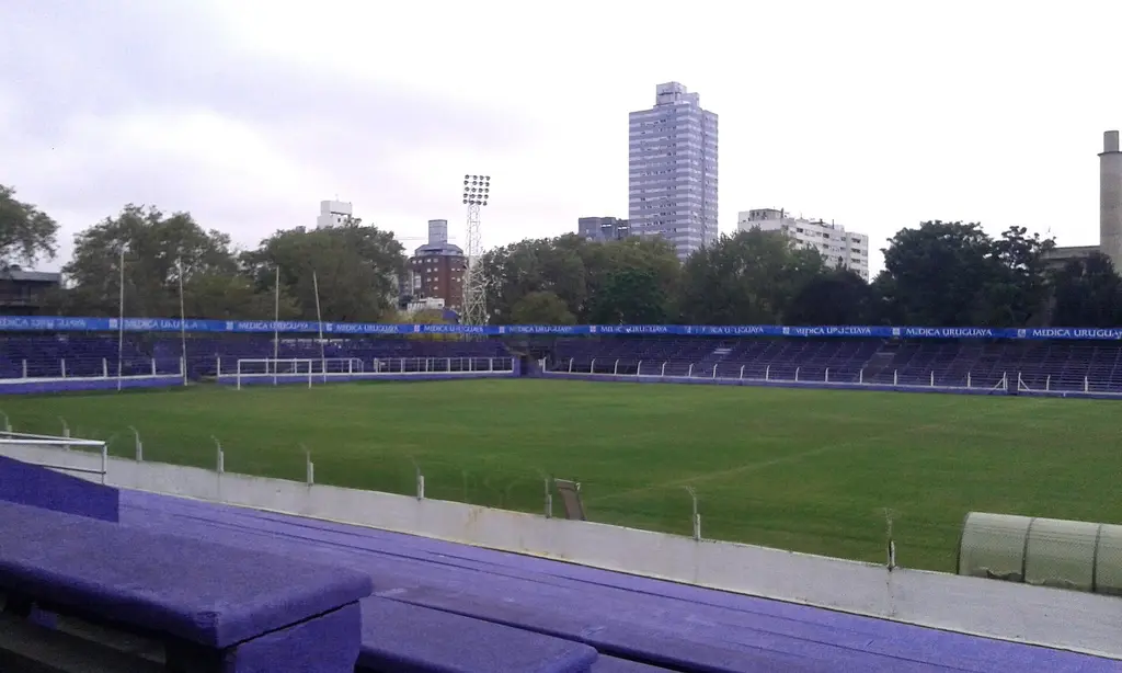 Las tribunas violetas y la cancha del estadio Luis Franzini, de Defensor Sporting. Foto: NaBUru38 / Wikimedia Commons (CC BY-SA 4.0) (archivo)