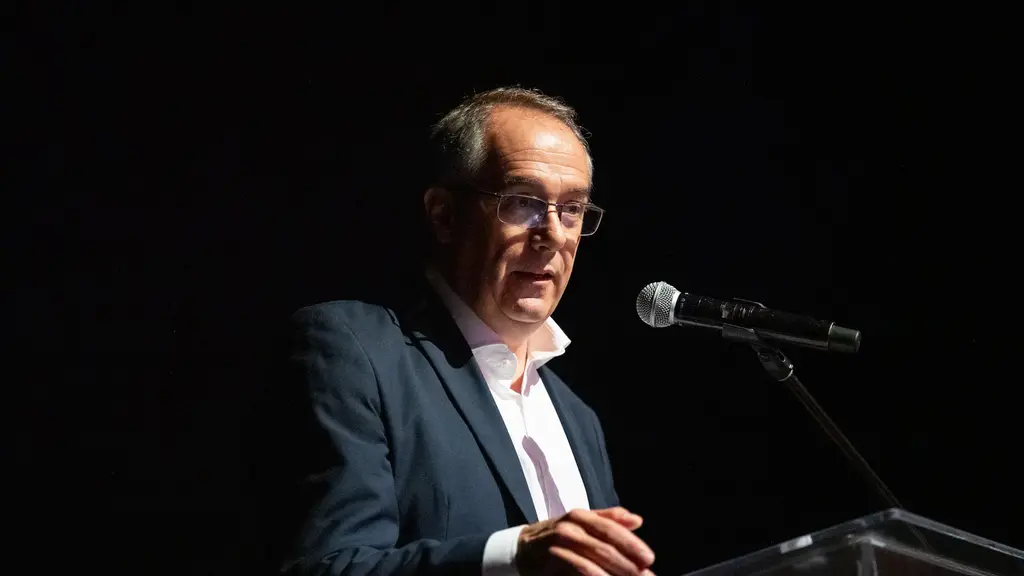 El ministro de Educación y Cultura, José Carlos Mahía, habla en un atril durante su asunción. Foto: Ignacio Turell / Intendencia de Montevideo / Wikimedia Commons (CC BY-SA 4.0) (archivo)