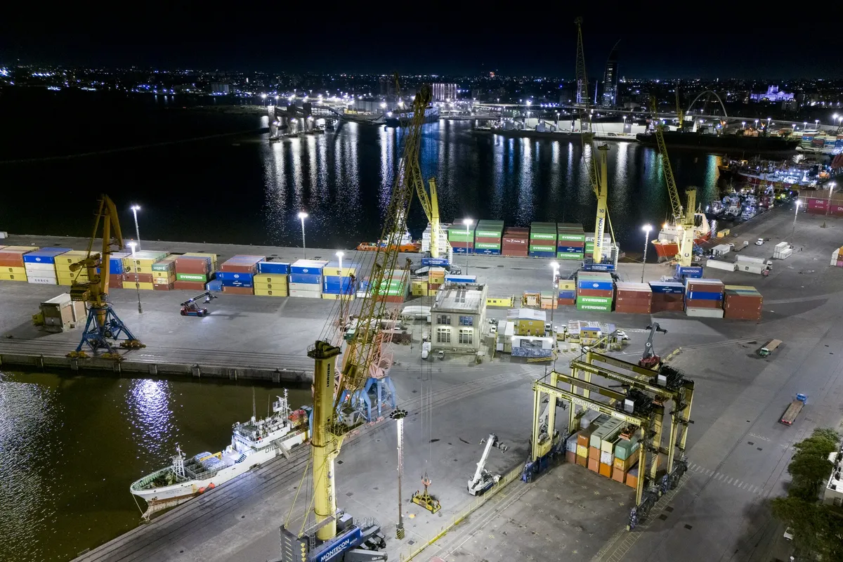 Vista aérea de un puerto uruguayo; el MEF detalló que el 77,5% de las exportaciones a EE.UU. queda exceptuado del nuevo arancel del 12,5%. Foto: la diaria