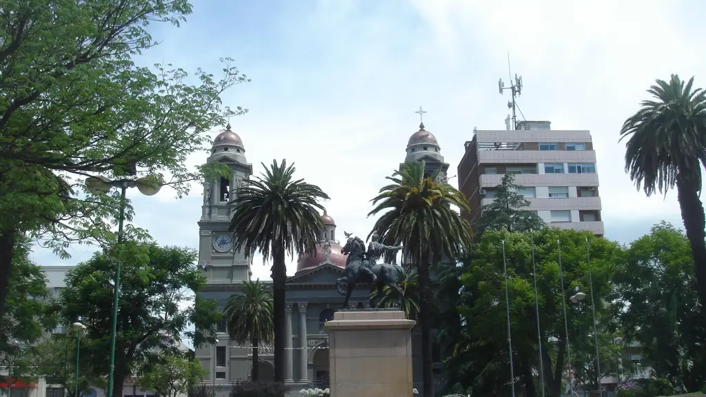 Plaza Independencia de Mercedes, con la estatua ecuestre y la Catedral al fondo, en el centro de la capital de Soriano. Foto: Rosina Peixoto / Wikimedia Commons (CC BY-SA 3.0) (archivo)