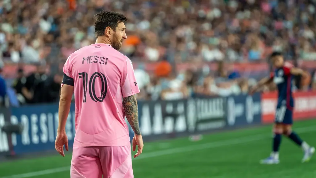Lionel Messi con la camiseta rosada número 10 del Inter Miami durante un partido de la MLS. Foto: Bryan Berlin / Wikimedia Commons (CC BY-SA 4.0) (archivo)