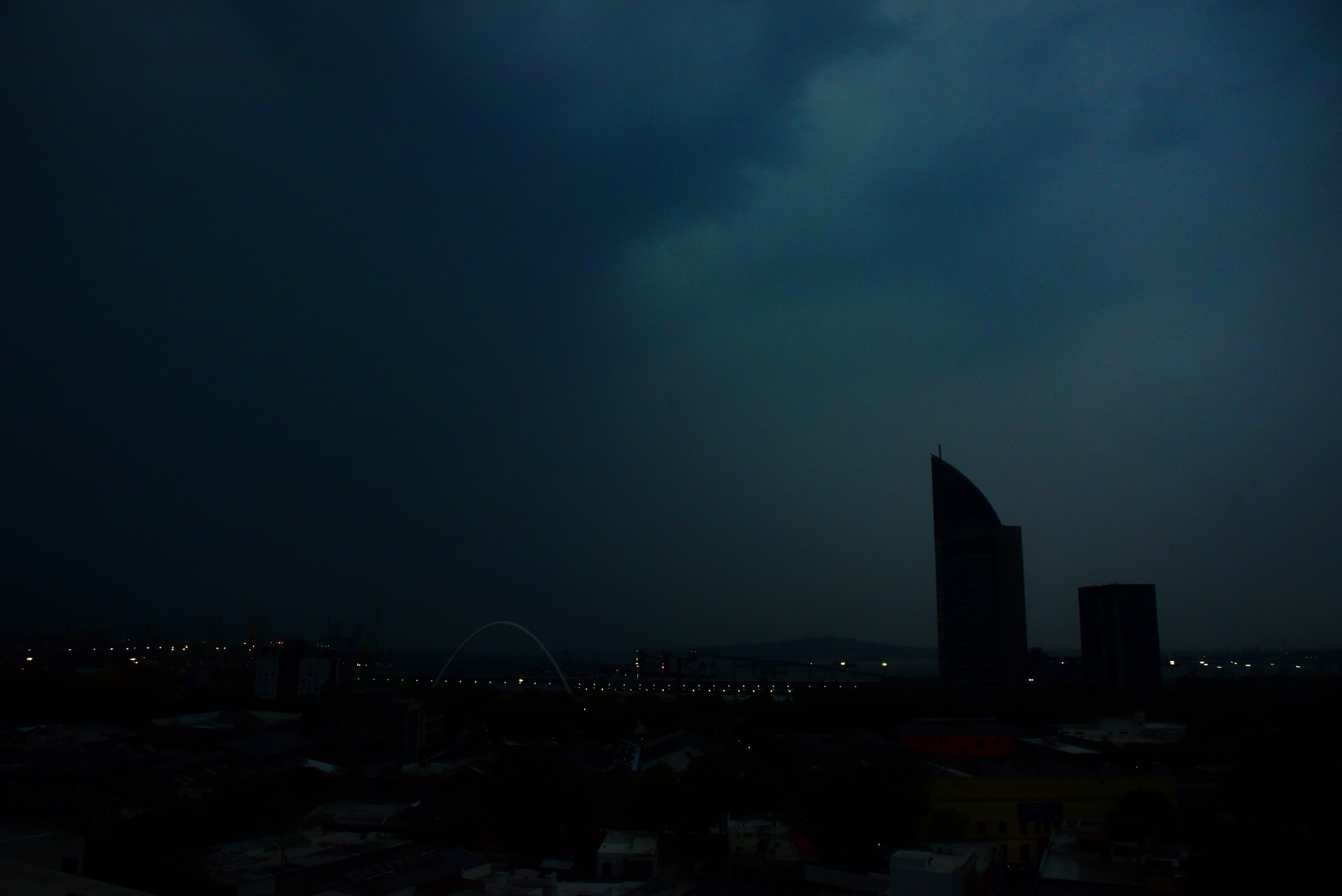 Cielo amenazante con nubes de tormenta sobre una ciudad. Foto: El Observador