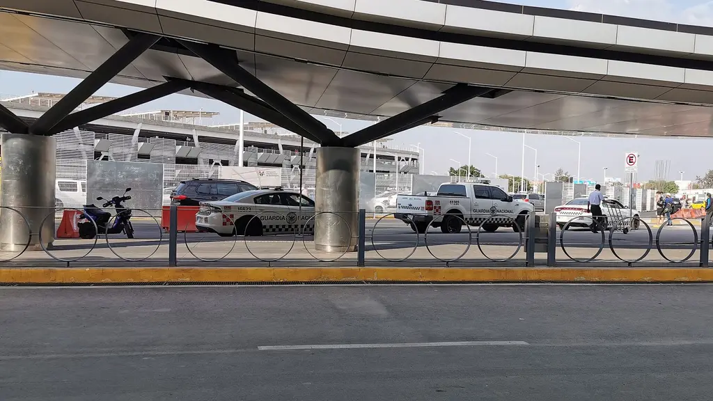 Patrullas de la Guardia Nacional estacionadas frente al aeropuerto de Guadalajara, en la zona metropolitana donde fue detenido "El Tanque". Foto: ProtoplasmaKid / Wikimedia Commons (CC BY-SA 4.0) (archivo, imagen ilustrativa)